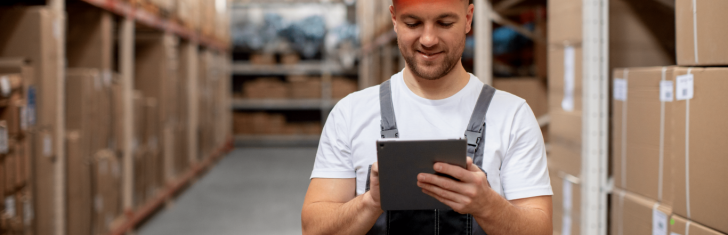 smiley man holding tablet medium shot min 3 728x235 -